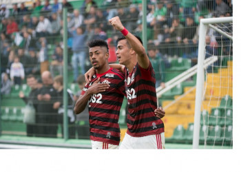 Sem perder há 10 rodadas, Fla vence mais uma e vê Palmeiras mais longe após empate